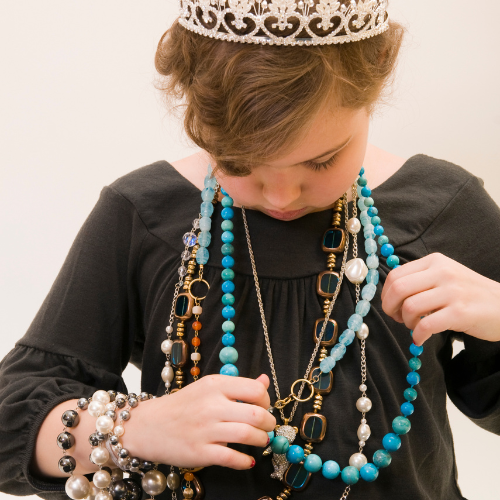 Petite fille avec pleins de bijoux