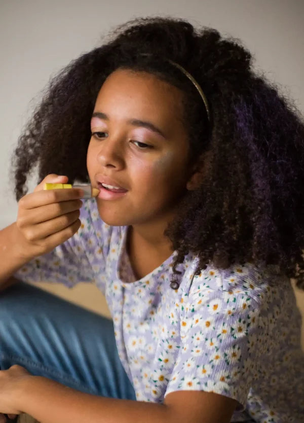 petite fille avec baume a levres namaki