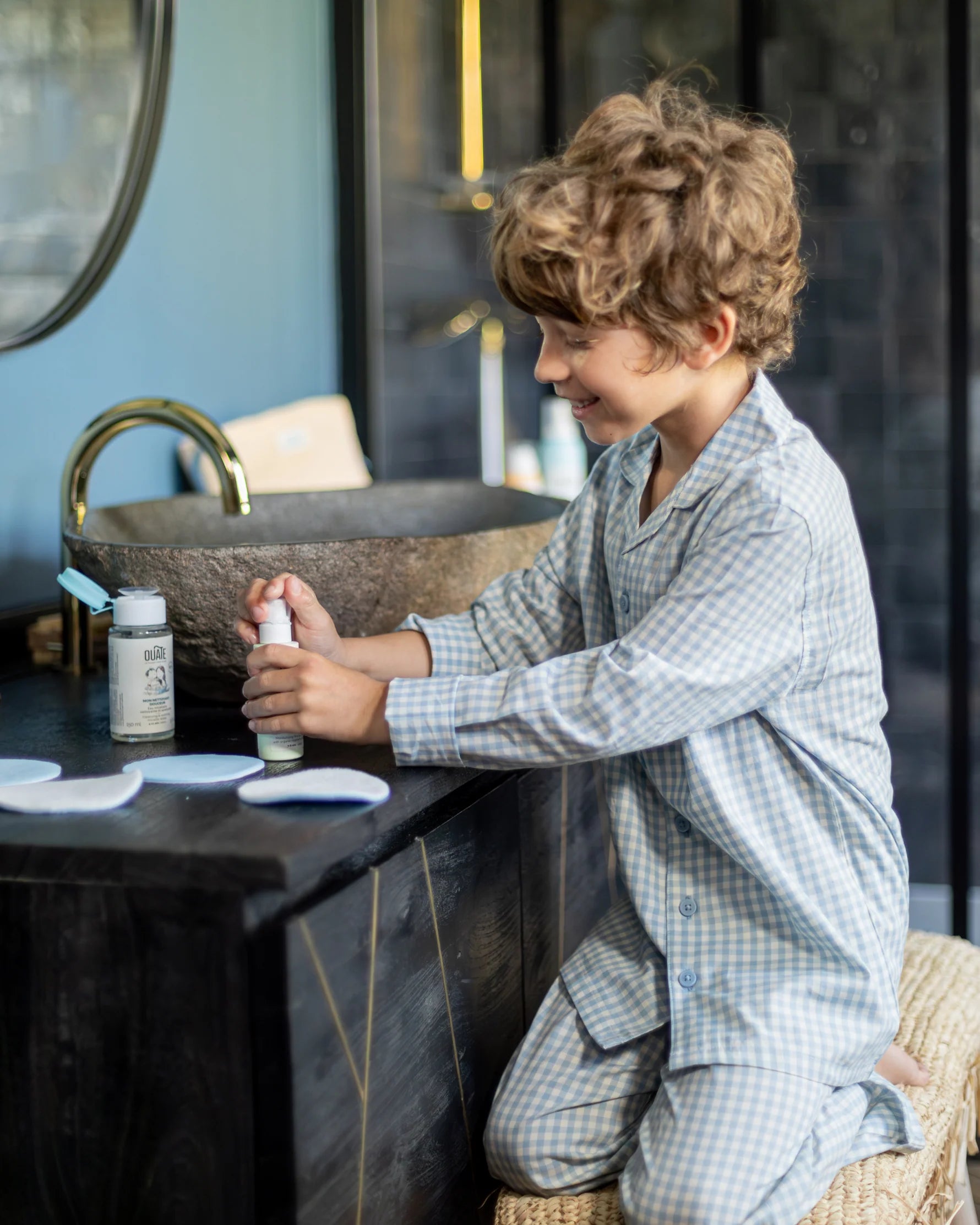Petit garçon avec son coffret de soin Ouate