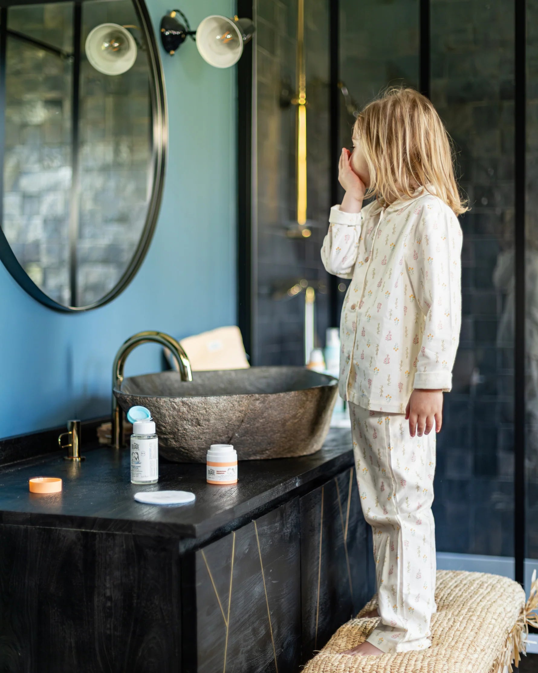 Petite avec son coffret soin visage ouate