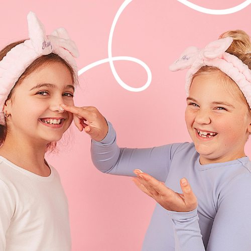 Petites filles avec crème hydratante visage enfants