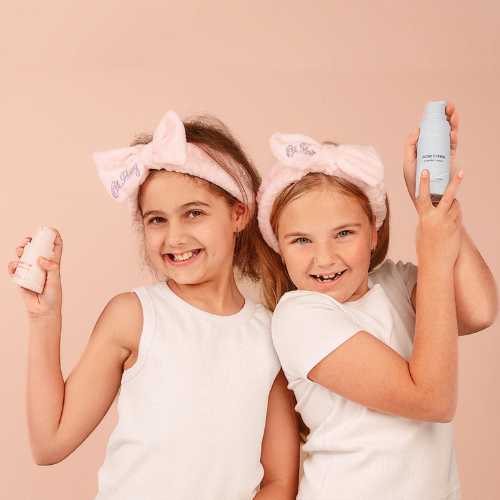 Petites filles avec leur routine soin visage nettoyant et crème hydratante Oh Flossy