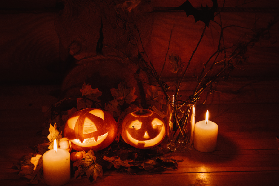 Citrouilles d'Halloween éclairées à la bougie