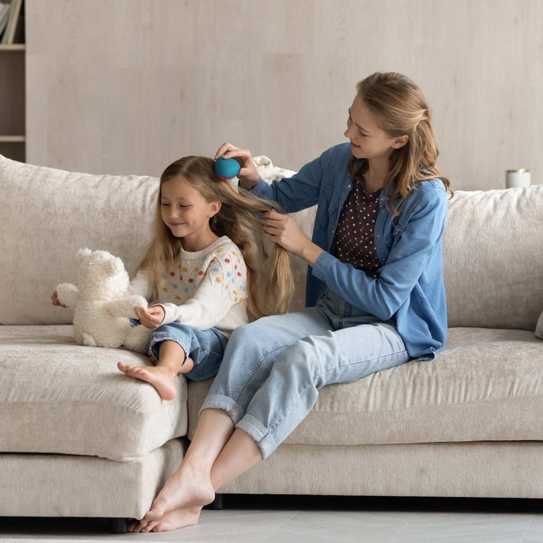 💇‍♀️ Le démêlage des cheveux chez les enfants : conseils et produits naturels pour un coiffage sans larmes