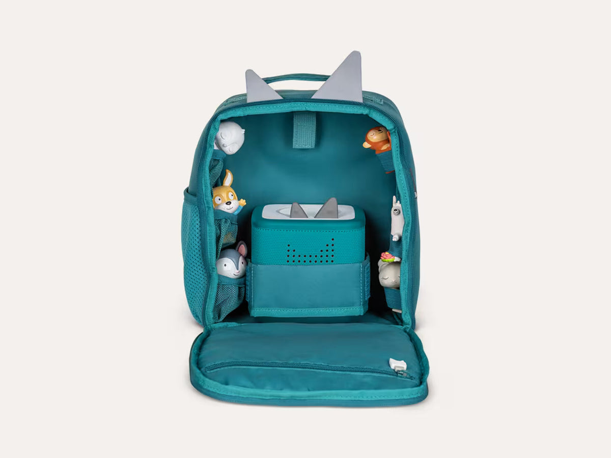 Sac à dos Tonies vert océan ouvert, avec la conteuse Toniebox rangée à l'avant et des figurines dans les poches en filet