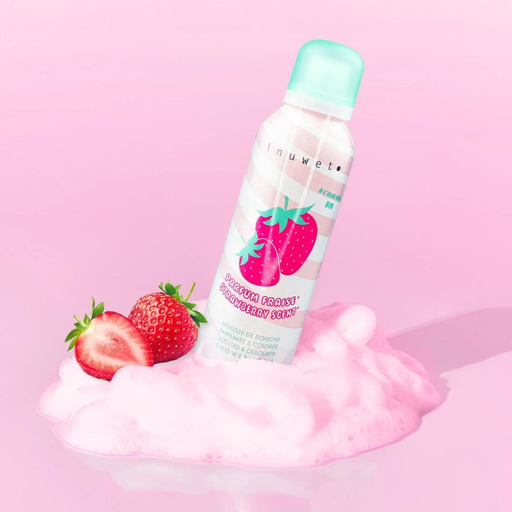 Mousse de douche Inuwet parfum fraise posée sur une chantilly lavante rose avec des fraises fraîches
