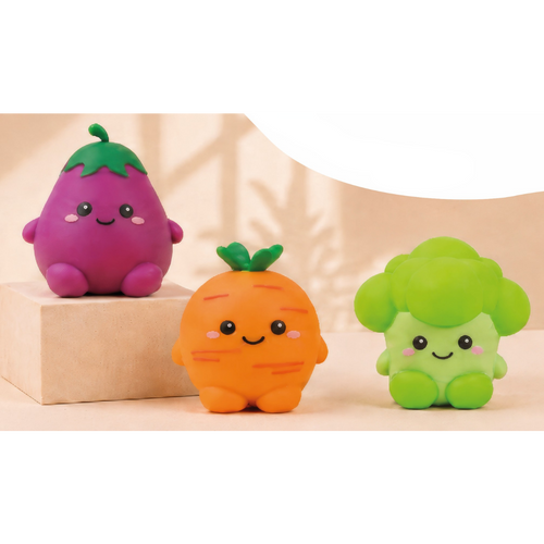 Squishys XL aubergine, carotte et brocoli souriants posés côte à côte, gamme de squishys XL fruits et légumes