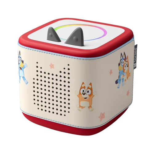 Housse Toniebox 2 Bluey posée sur la Toniebox, Bluey et Bingo sur fond crème