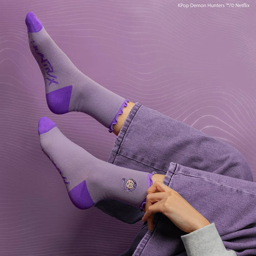 Chaussettes à volants KPop Demon Hunters violettes portées aux pieds