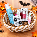 Box mensuelle Halloween : panier avec mousse lavante, barrettes Rockahula, vernis et baume à lèvres, décor de citrouilles