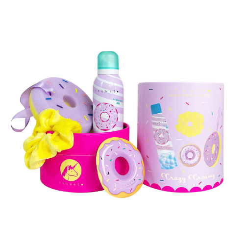 Coffret de produits de soin pour les enfants de la marque inuwet avec une mousse de douche, un chouchou pour les cheveux et une éponge 