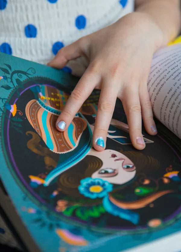 Petite fille avec vernis a ongles 