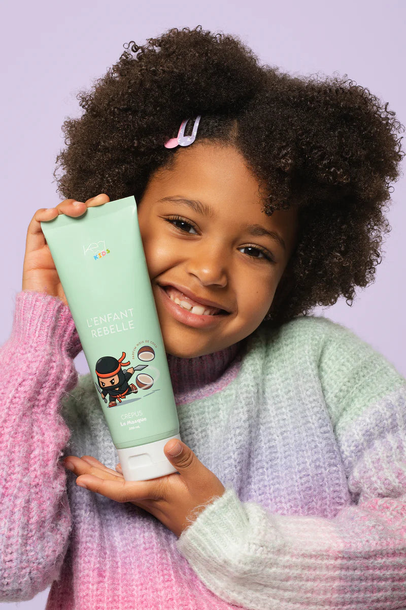 Enfant avec son masque capillaire pour cheveux crepus kea kids