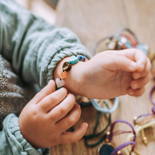 Bracelets enfants avec des cœurs en pierres précieuses 