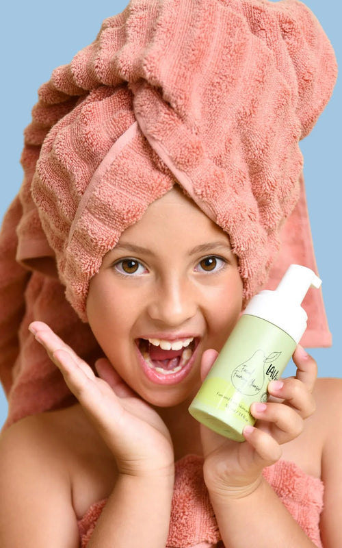 Jeune fille avec sa mousse nettoyante pour le visage naturel de la marque lav kids 