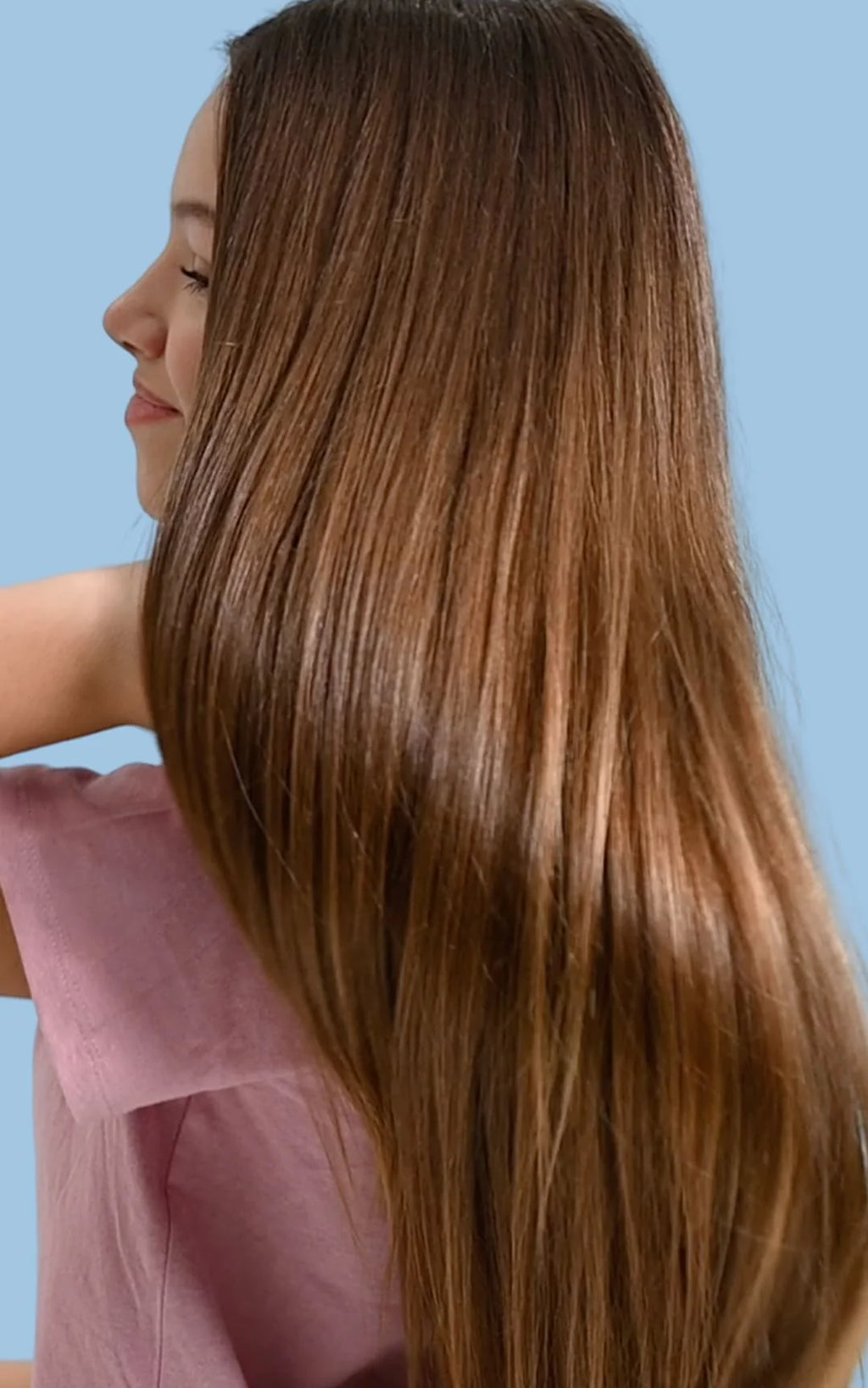Jeune fille aux cheveux long et brillant