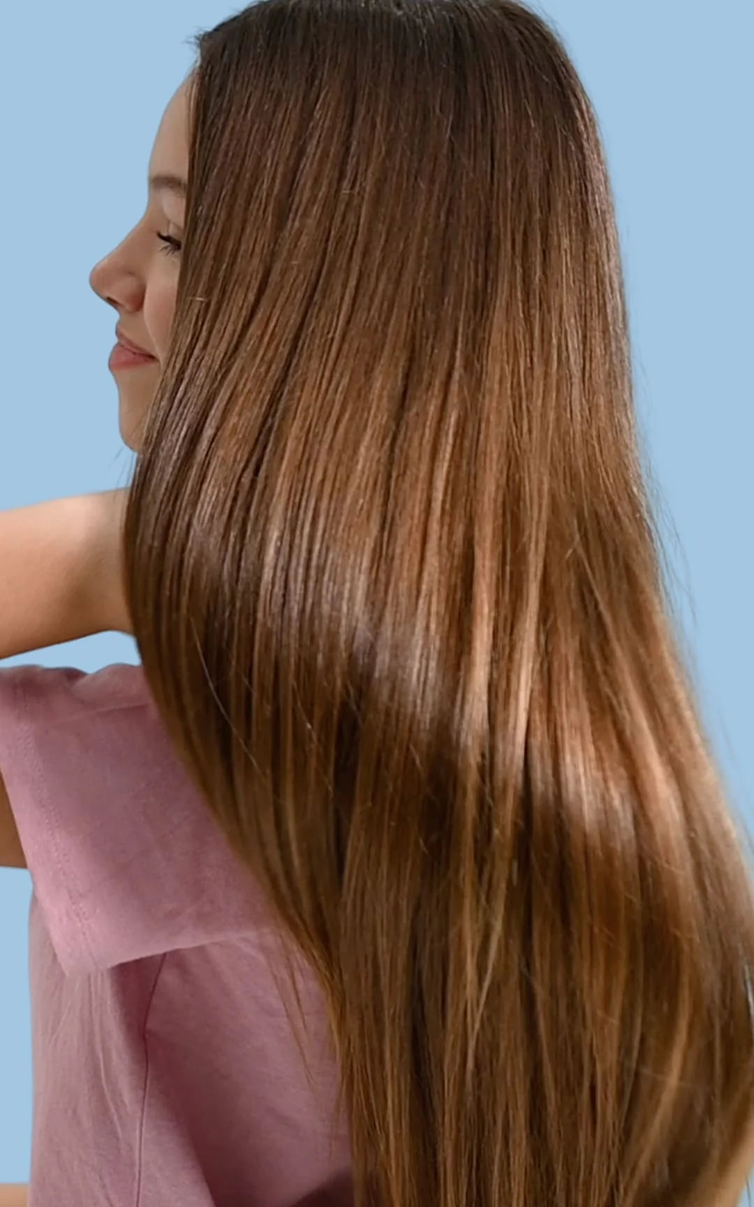Jeune fille aux cheveux long et brillant