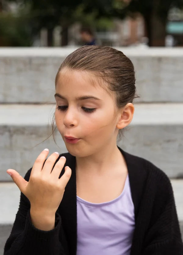 Vernis à ongles sur petite fille Namaki