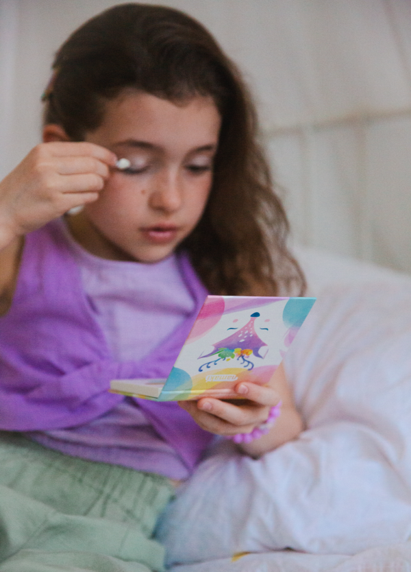 Petite fille avec maquillage Namaki 