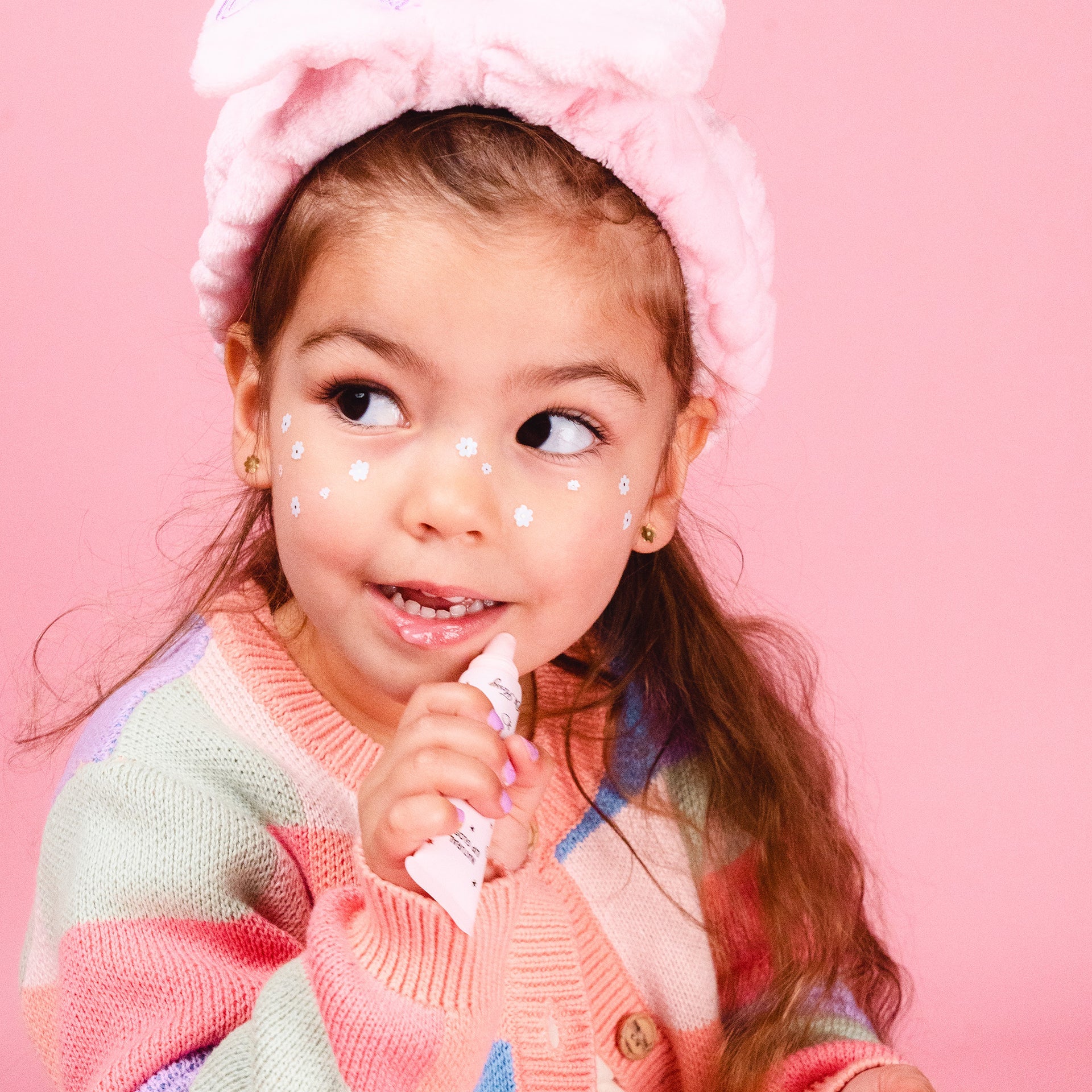Petite fille qui met du gloss naturel pour enfants