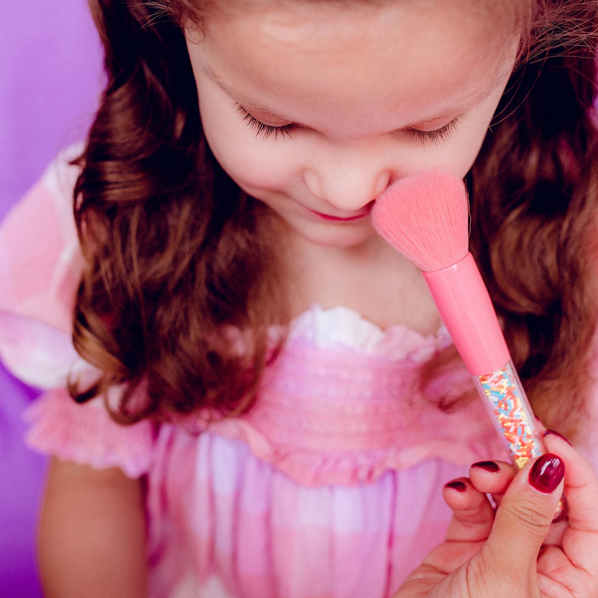 Petite fille qui se maquillage 