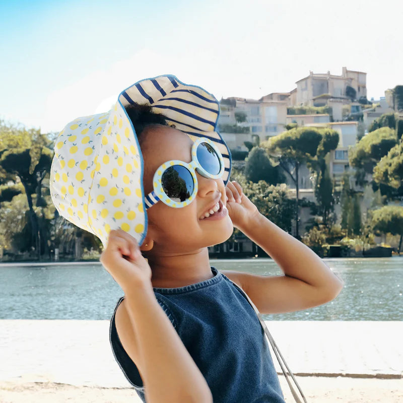 Petite fille avec lunettes de soleil 