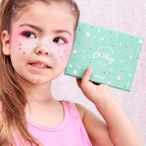 Petite fille avec son coffret de paillettes oh flossy 