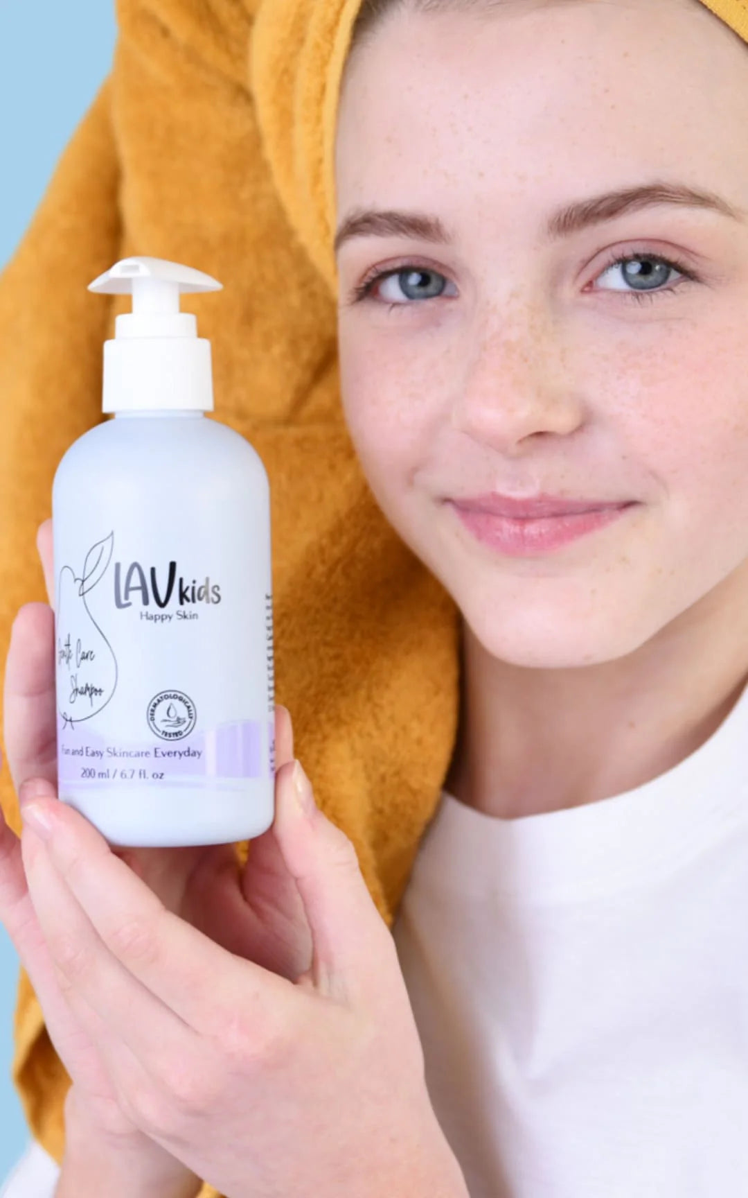 Petite fille avec son shampoing doux et naturel Lav Kids