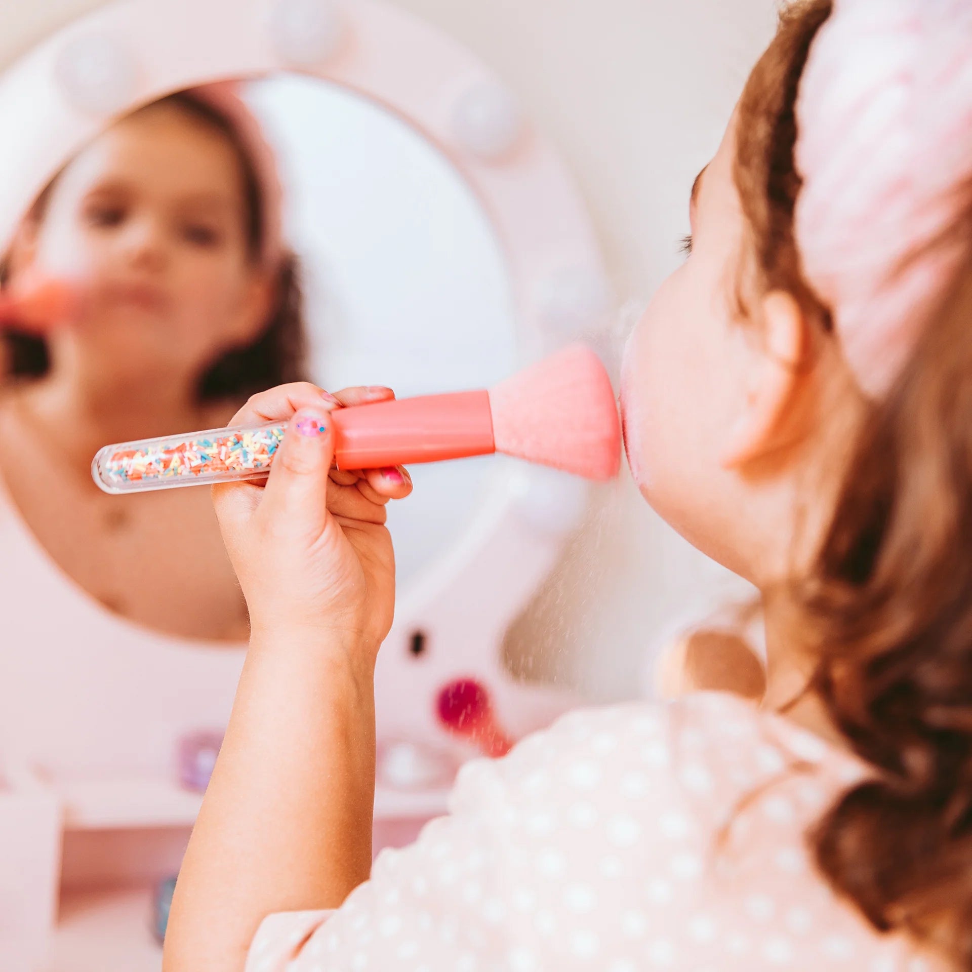 Petite fille qui se maquillage avec les pinceaux Oh Flossy 