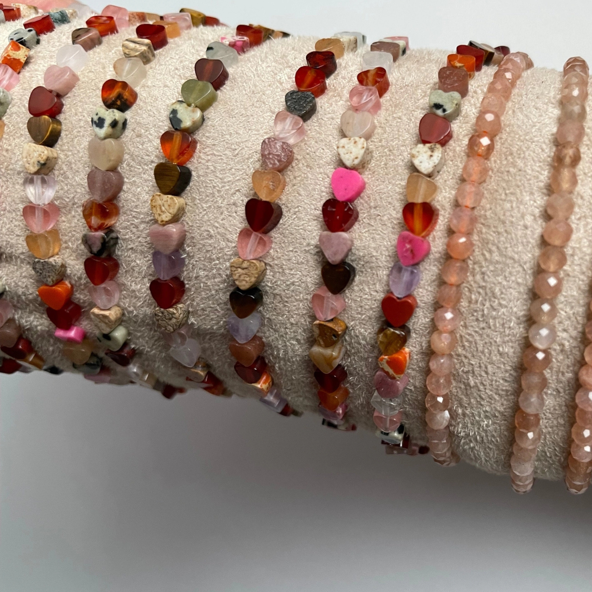 Présentation des bracelets pour enfants de la marque Best Siereden avec des coeurs en pierres naturelles 