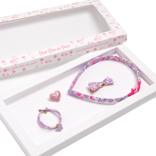 Vue en detail du coffret de bijoux pour enfants le petit lien de paris compose d'un serre tete, d'une bague, d'un bracelet et d'une pince a cheveux 