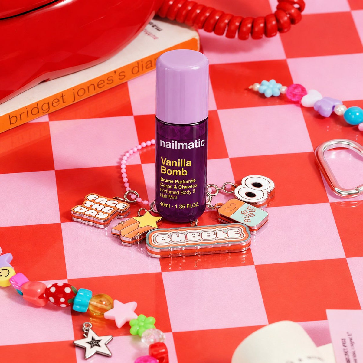 Brume Vanilla Bomb Nailmatic sur un damier rose et rouge