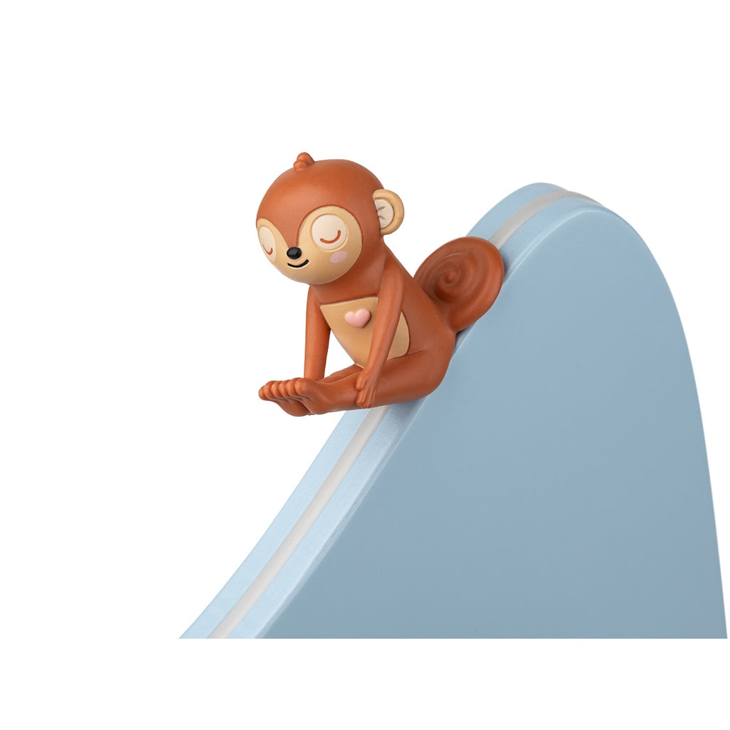 Détail de l'étagère Les montagnes magiques avec une figurine