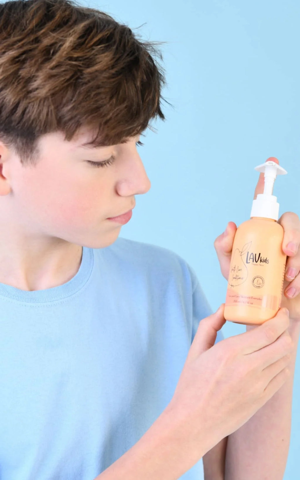 garcon avec son apres shampoing naturel Lav Kids