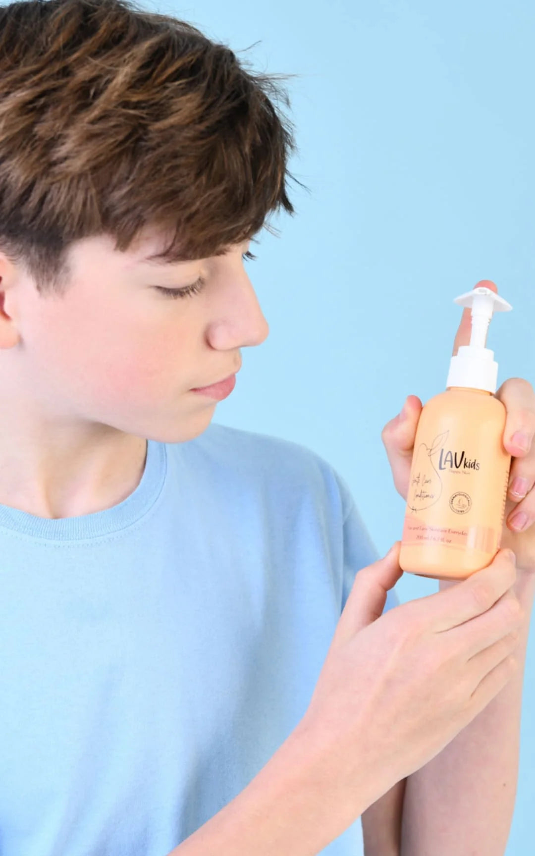 garcon avec son apres shampoing naturel Lav Kids
