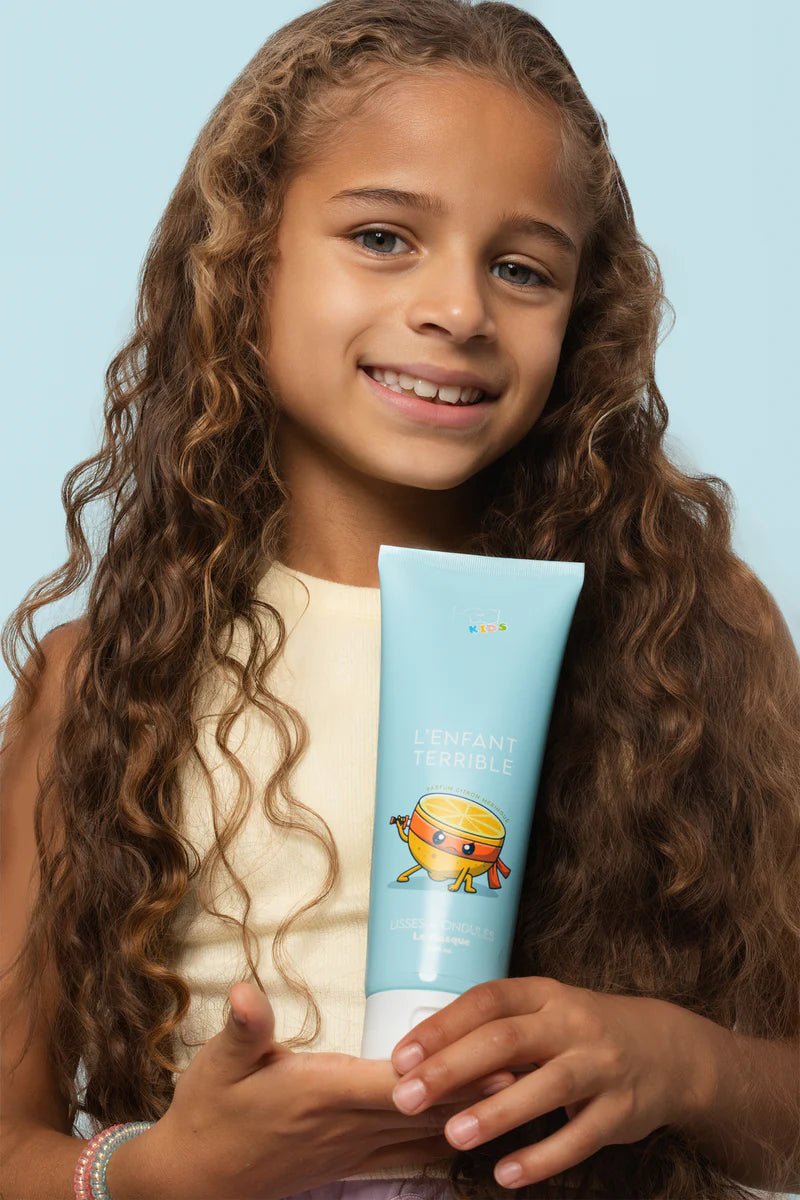 Jeune fille avec son masque hydratant pour cheveux lisses a ondules naturel kea kids 