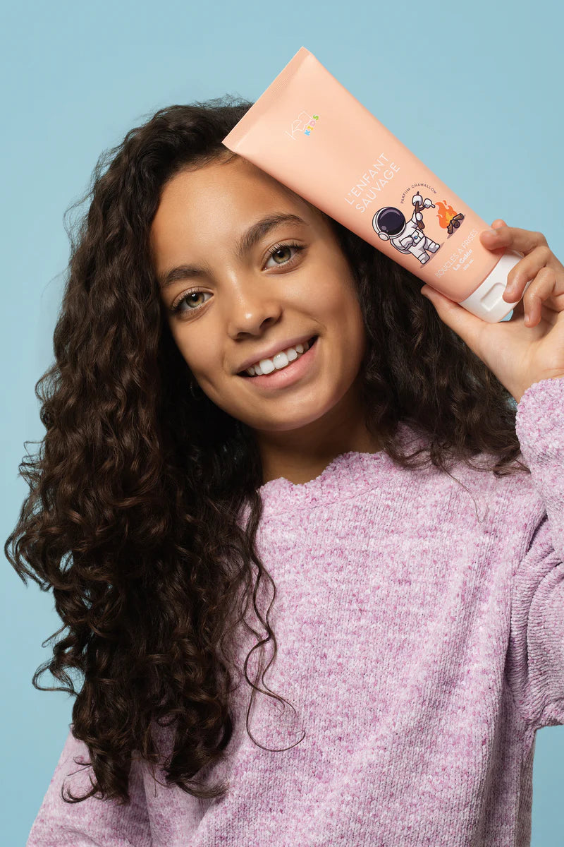 PEtite fille avec sa gelee hydratante pour cheveux boucles nature kea kids 