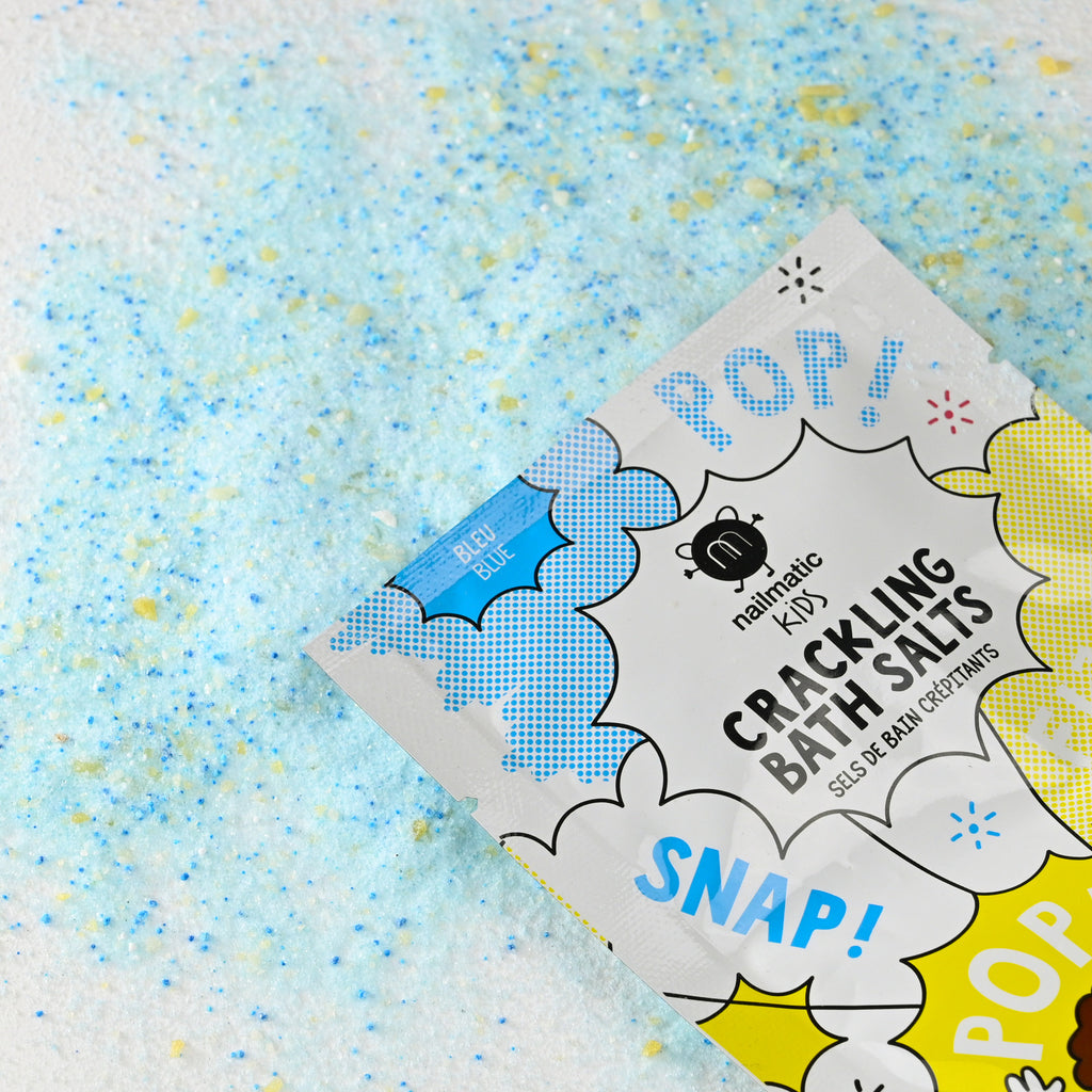 Sel de bain crépitant Bleu Nailmatic versé hors du sachet