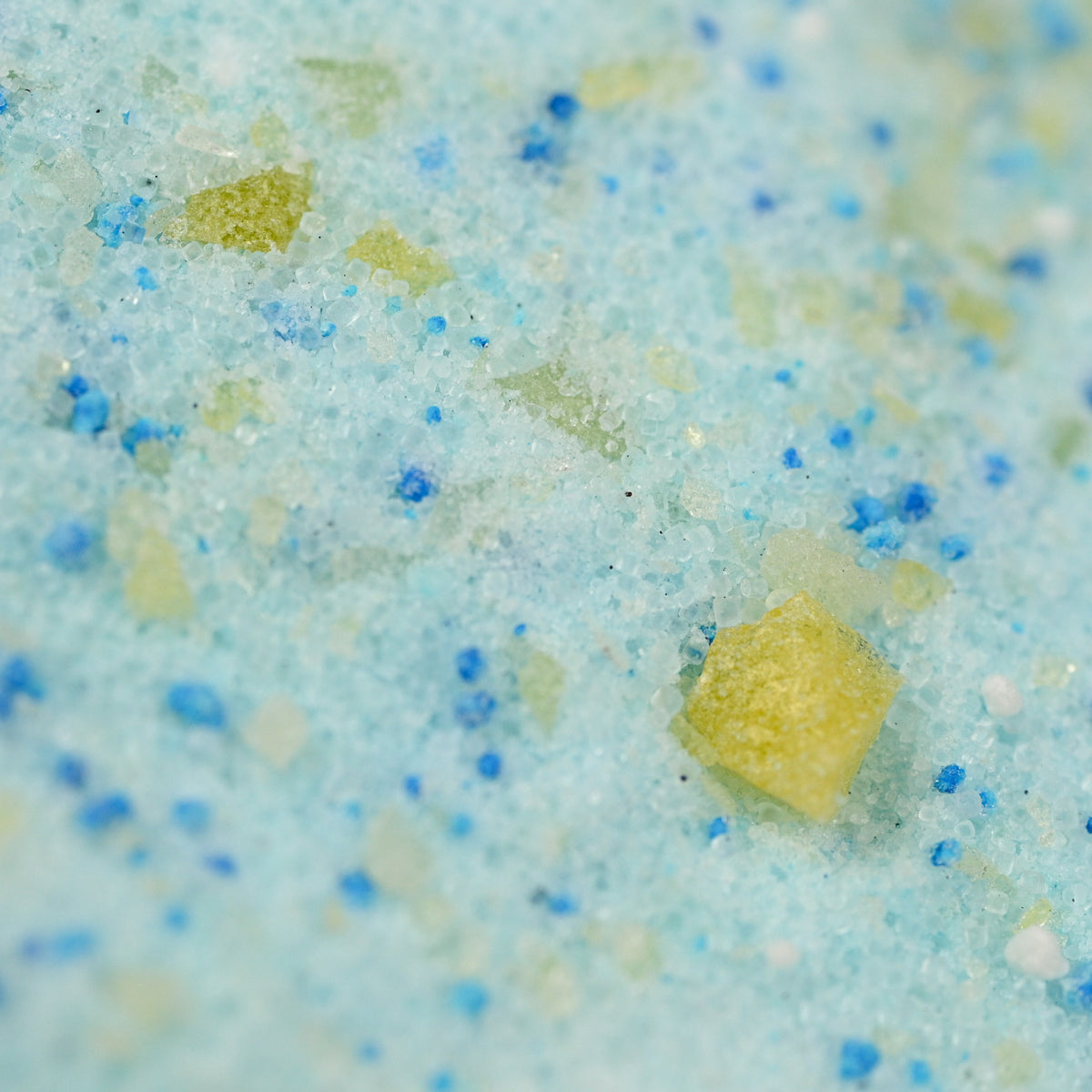 Cristaux bleus et jaunes du sel de bain crépitant