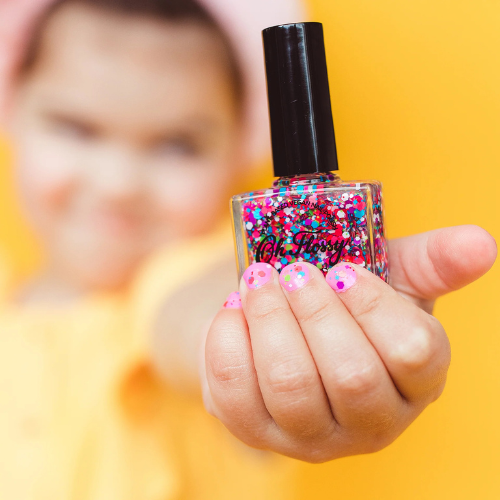 Vernis multicolore oh flossy sur une petite fille 